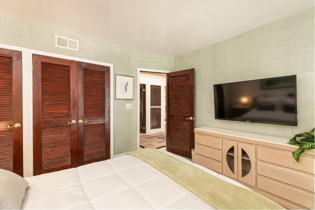 Skyhill Oasis With Hot Tub, Walk To Universal Casa de férias Los Angeles