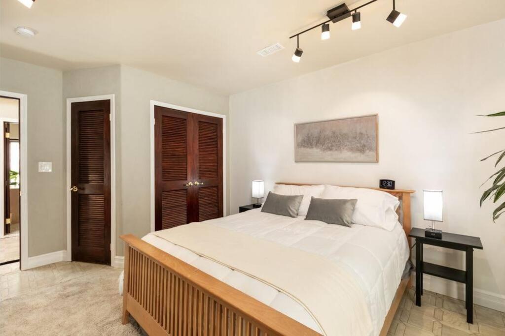 Skyhill Oasis With Hot Tub, Walk To Universal * Los Angeles