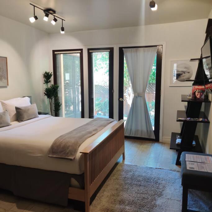 Casa de férias Skyhill Oasis With Hot Tub, Walk To Universal