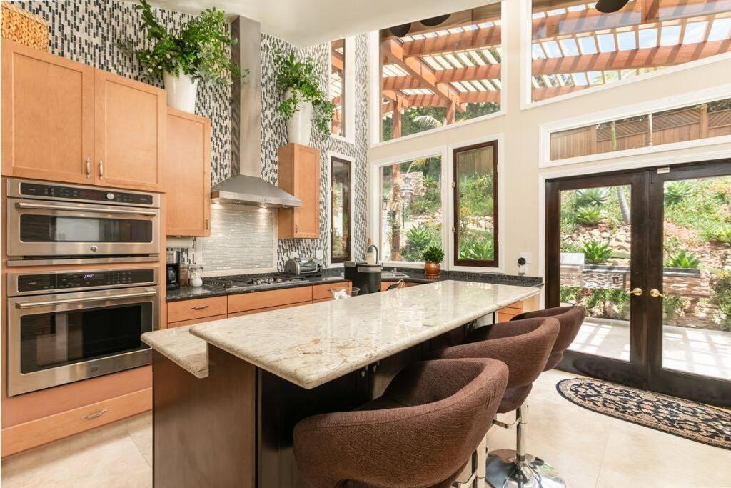 Casa de férias Skyhill Oasis With Hot Tub, Walk To Universal *