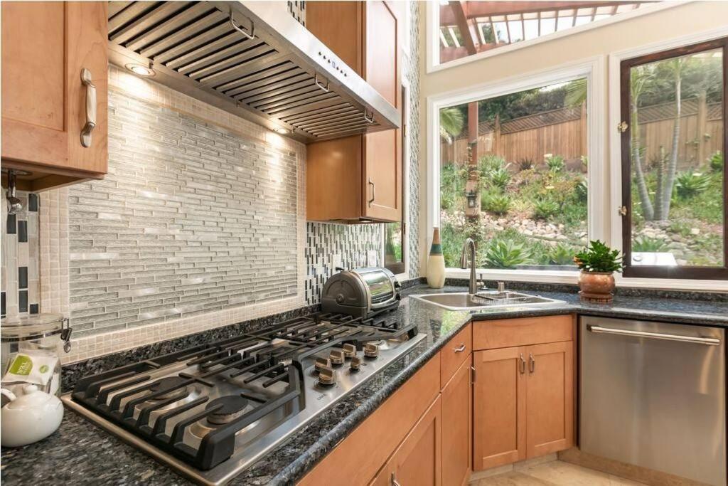 Skyhill Oasis With Hot Tub, Walk To Universal Casa de férias Los Angeles