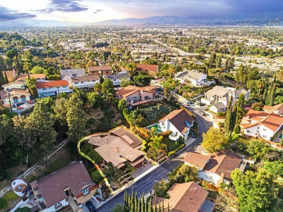 Casa de férias Skyhill Oasis With Hot Tub, Walk To Universal Los Angeles