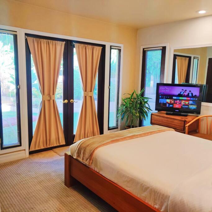 Casa de férias Skyhill Oasis With Hot Tub, Walk To Universal