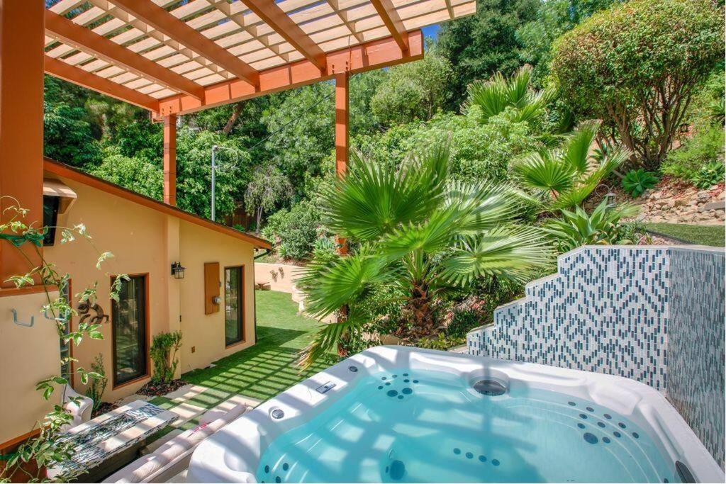 Casa de férias Skyhill Oasis With Hot Tub, Walk To Universal Los Angeles